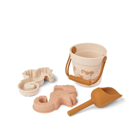 MINI-STRANDSETT MIT SEEPFERDCHEN-MOTIVEN Sorge für die Unterhaltung deines Minis während der magischen Stunden am Strand mit dem KIT MINI
Strandset.

Das Set hat eine ideale Reisegröße und ist aus weichem Silikon. Es enthält einen Eimer, eine Schaufel und zwei Formen mit Seepferdchenmotiven, mit denen dein Kind die sandige Umgebung erkunden kann. Auch zum spielen mit Wasser im Planschbecken geeignet.&nbsp;