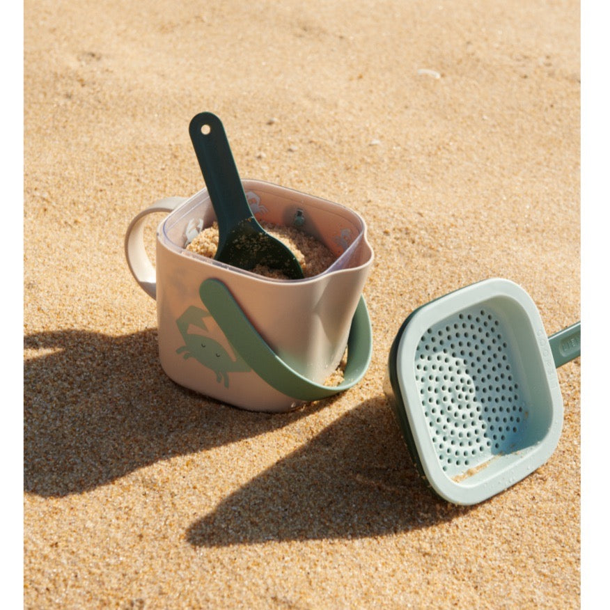 Liewood Sandspielzeug – Nachhaltiger Spielspaß für kleine Abenteurer!

Das Liewood Sandspielzeug-Set ist der ideale Begleiter für kleine Entdecker, die Sand, Wasser und Naturmaterialien kreativ erforschen möchten. Mit fünf perfekt abgestimmten Teilen – Gießkanne, transparentem Eimer, Trichter, Schaufel und Sieb – bietet das Set grenzenlosen Spielspaß am Strand, im Garten oder im Park. Die hochwertige, kindgerechte Verarbeitung macht es besonders langlebig und angenehm zu greifen.