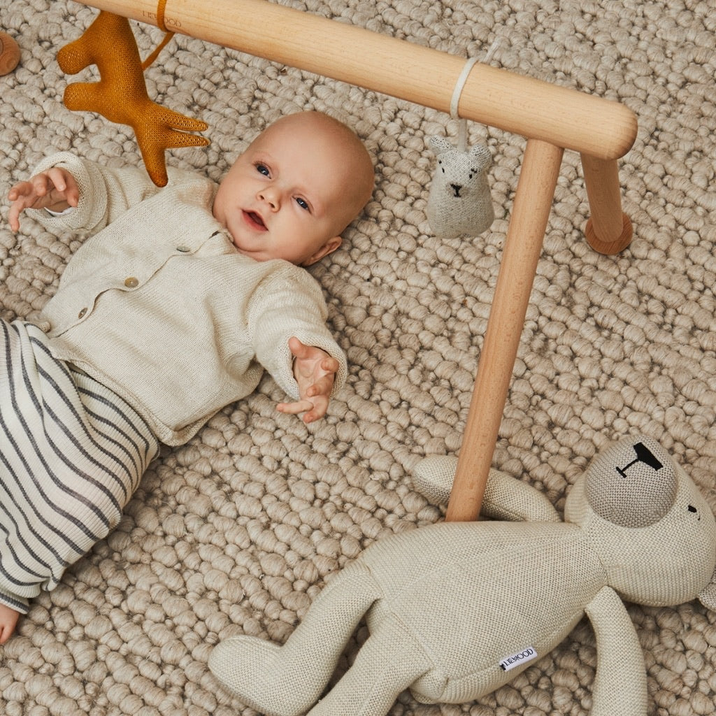 Süßes Strickspielzeug von Liewood für den Spielbogen, die Babyschale oder Kinderwagen zum Anhängen.