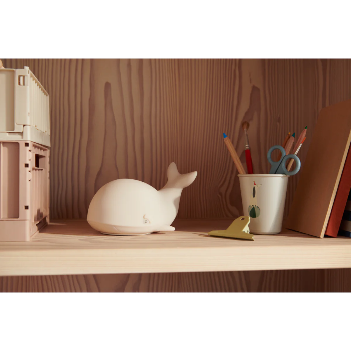 Lass die Nacht erstrahlen mit dem warmen und einzigartigen Nachtlicht Winston von Liewood. Die Lampe ist in spielerischen, charakteristischen Formen erhältlich und besteht aus weichem, bruchsicherem Silikon. Kinder fühlen sich beschützt. Inklusive wiederaufladbarer LED-Basis und Ladekabel.