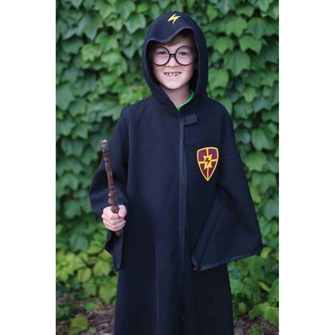 Schwarzer Zauberumhang für Kinder mit passender runder Brille. Das Kostüm besteht aus einem langen, schwarzen Mantel mit Kapuze und wird zusammen mit einer schwarzen Brille präsentiert. Perfekt für Rollenspiele, Fasching, Halloween oder magische Mottopartys