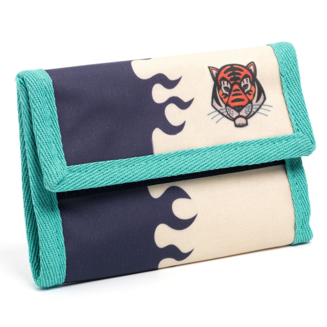 Eine Brieftasche mit Klettverschluss, die mit einem Tigermotiv illustriert ist. Perfekt, um kleine Ersparnisse darin zu verstauen. Aus beschichtetem Stoff und wasserabweisend, damit der Inhalt trocken bleibt. Mit einem Reißverschlussfach für Münzen, einem Fach für Geldscheine und drei Fächern für Karten.