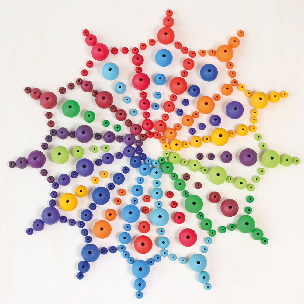 Holzperlen sind eines der elementarsten Spielmaterialien für Kinder. Beim Fädeln wird die Auge-Hand Koordination gefördert und die Feinmotorik geschult. Diese bunten Holzperlen sind in 12 Regenbogenfarben von hellgelb über Rot- und Blautöne bis hellgrün sortiert.