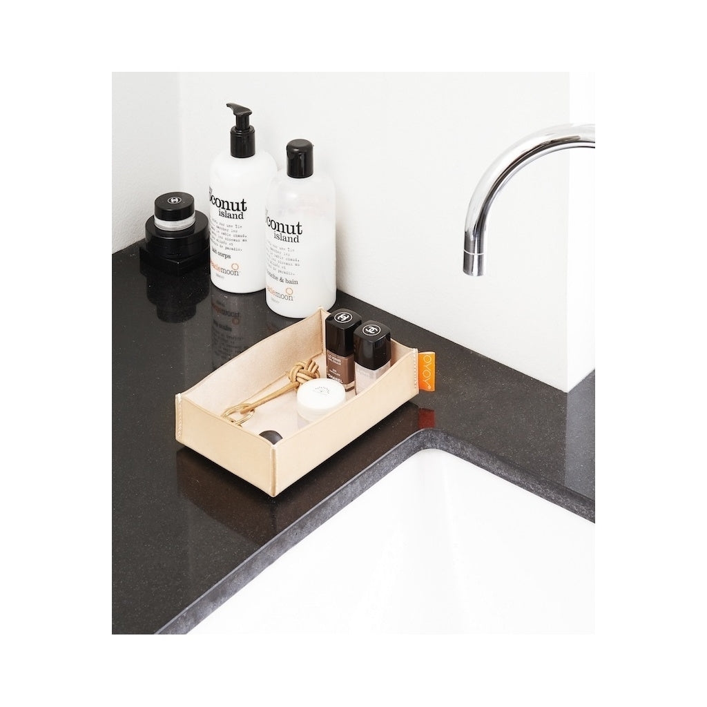 Schlüsselanhänger aus Leder. Das exklusive Design aus verknotetem naturfarbenem Leder mit schlichtem Schlüsselring ist zeitlos elegant und lässt sich in der Tasche gut wiederfinden. Ein wunderbares Geschenk für Muttertag, Vatertag oder zum Geburtstag
