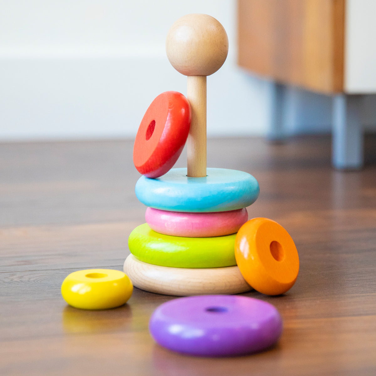 Der Regenbogen-Stapelturm von New Classic Toys besteht aus Buchenholz mit 7 farbigen Ringen. Diese langlebige Variante oder der zeitlose Klassiker ist der Favorit vieler Kinder. Die Holzformen sind leicht zu fassen. 