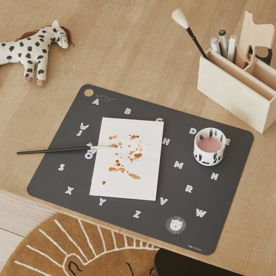 Lassen Sie Ihr Geschirr mit dem Alphabet Placemat niedlich und verspielt aussehen. Mit seinen lustigen Illustrationen und dem praktischen Stoff ist das Tischset perfekt für Ihr Kind.