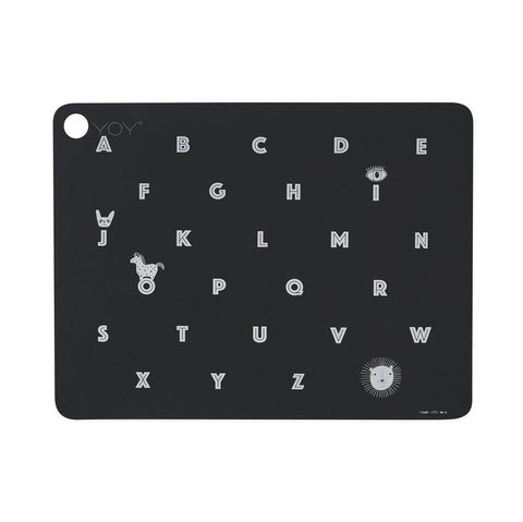Lassen Sie Ihr Geschirr mit dem Alphabet Placemat niedlich und verspielt aussehen. Mit seinen lustigen Illustrationen und dem praktischen Stoff ist das Tischset perfekt für Ihr Kind.