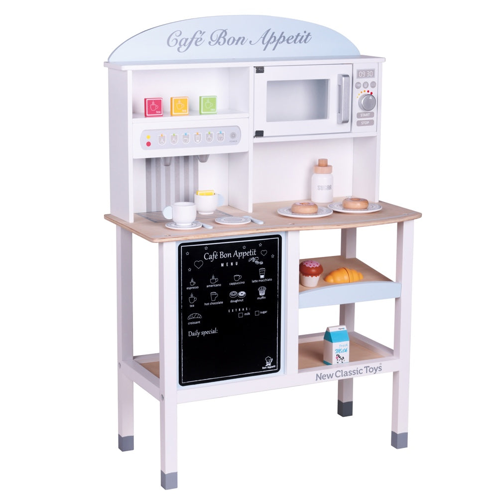Ein wunderschönes Café "Bon Appetit" von New Classic Toys. Kleine Köche werden es lieben, mit dem bezaubernden Café Spezialitäten für die ganze Familie zu kreieren. Kinder können ihre Fantasie nutzen, um Menüs und alle Arten von Kaffee zu kreieren. Dieses Café ist ideal zum Spielen, da Ihr Kind und seine Freunde zusammen spielen können und so starke soziale Fähigkeiten fördern. Es hat alles, was ein kleiner Koch braucht. Dieses Café bietet die perfekten Zutaten für stundenlangen Spielspaß!