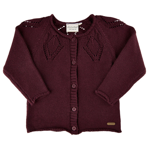 Die Strickweste von Minymo hat ein schönes Strickmuster. Perfekt für den Herbst, aber auch sehr festlich durch das Lochmuster. Der Cardigan Knit besteht aus 80% Baumwolle / 20% Wolle Der Cardigan ist bei 40 Grad Feinwäsche waschbar.