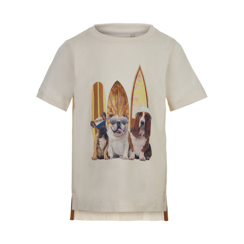 Das T-Shirt von Minymo mit einem coolen Hunde-Print und im Hintergrund sind Surfboards. Darf in keinem Kleiderkasten fehlen. Summer is calling.