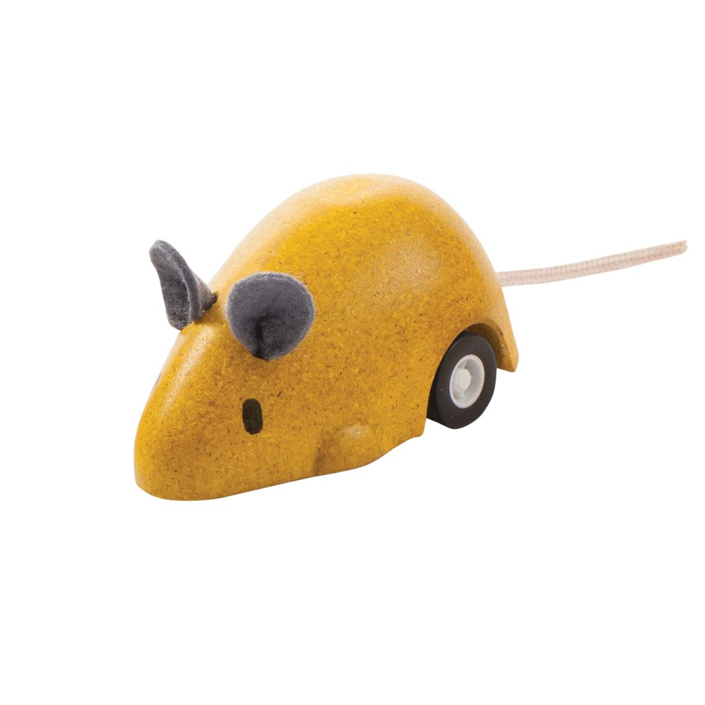 Das witzige Gefährt in Mausform von PlanToys  Mit dem Rückzieh-Mechanismus kann sich die Auto-Maus vorwärts bewegen, wenn sie nach hinten gezogen und losgelassen wird.  Material: Holz Altersempfehlung: 12+
