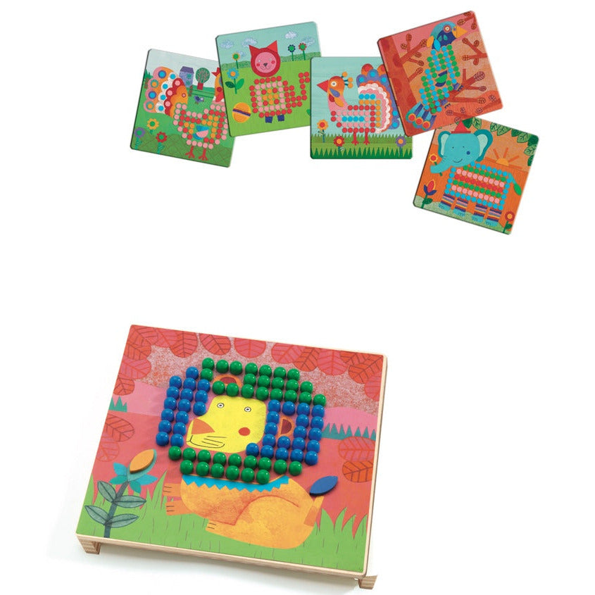 Ganz besondere Bilder entstehen mit dem Steck-Mosaik Mosaico Rigolo. Auf dem praktischen Holzbrett wird eine der 8 Tiermotivkarten aus Pappe befestigt und mit bunten Steckern in verschiedenen Formen vervollständigt. Die Kinder können sich beim Stecken an der farbigen Vorlage orientieren. 