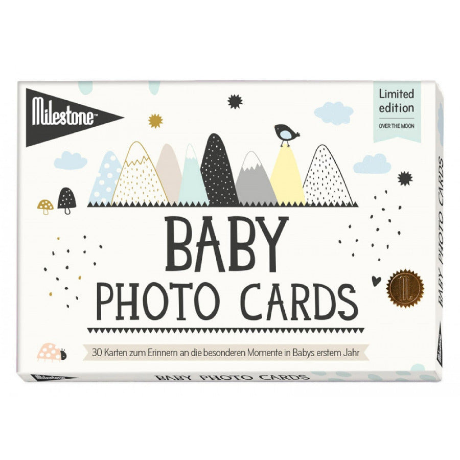 Das Baby Fotokarten-Set » Over the moon « von MilestoneTM basiert auf den Original Baby Cards. Es richtet sich an Eltern, die minimalistisches Desgin bevorzugen. Säurefreies Papier, bedruckt mit Bio-Farben 