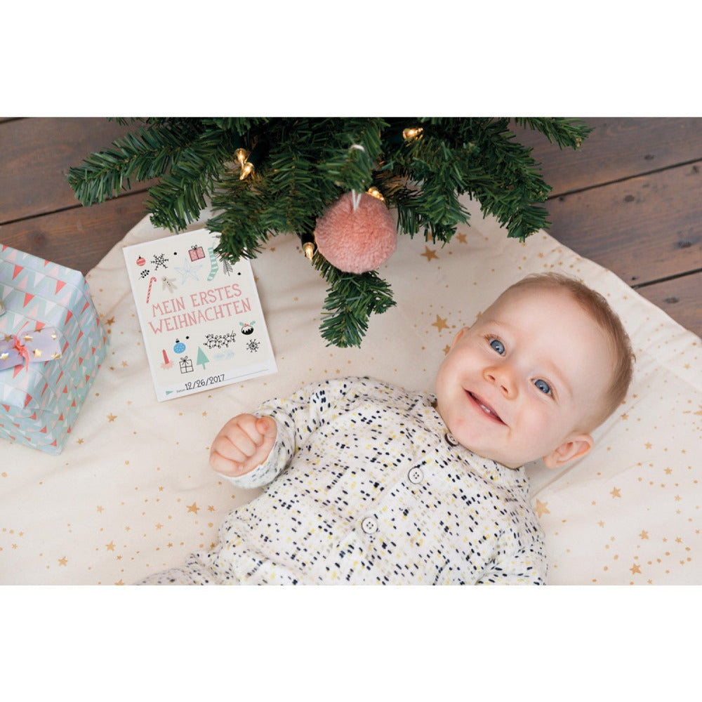 Was könnte aufregender sein, als das erste Weihnachten deines Babys? Halte diese besonderen Feiertage fest und bewahre sie für immer in Erinnerung: der Baum, die Geschenke, Babys erstes Weihnachtsoutfit,... Lass diese Momente mit den speziell ausgewählten Fotokarten unvergesslich werden. 