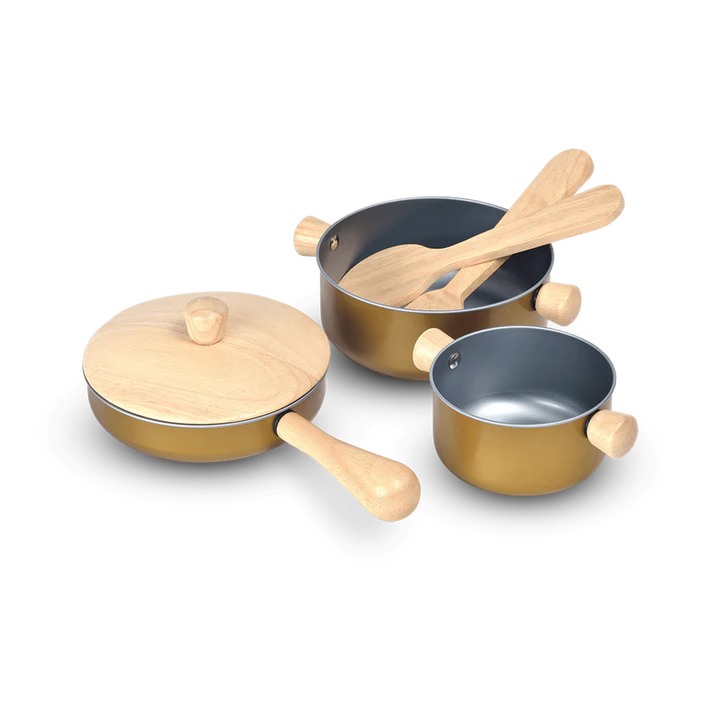 Kochgeschirrset von PlanToys Das Kochgeschirrset besteht aus einer Bratpfanne, einem Topf mit Deckel, einem Stieltopf, einem Pfannenwender und einem Wender.