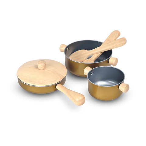 Kochgeschirrset von PlanToys Das Kochgeschirrset besteht aus einer Bratpfanne, einem Topf mit Deckel, einem Stieltopf, einem Pfannenwender und einem Wender.