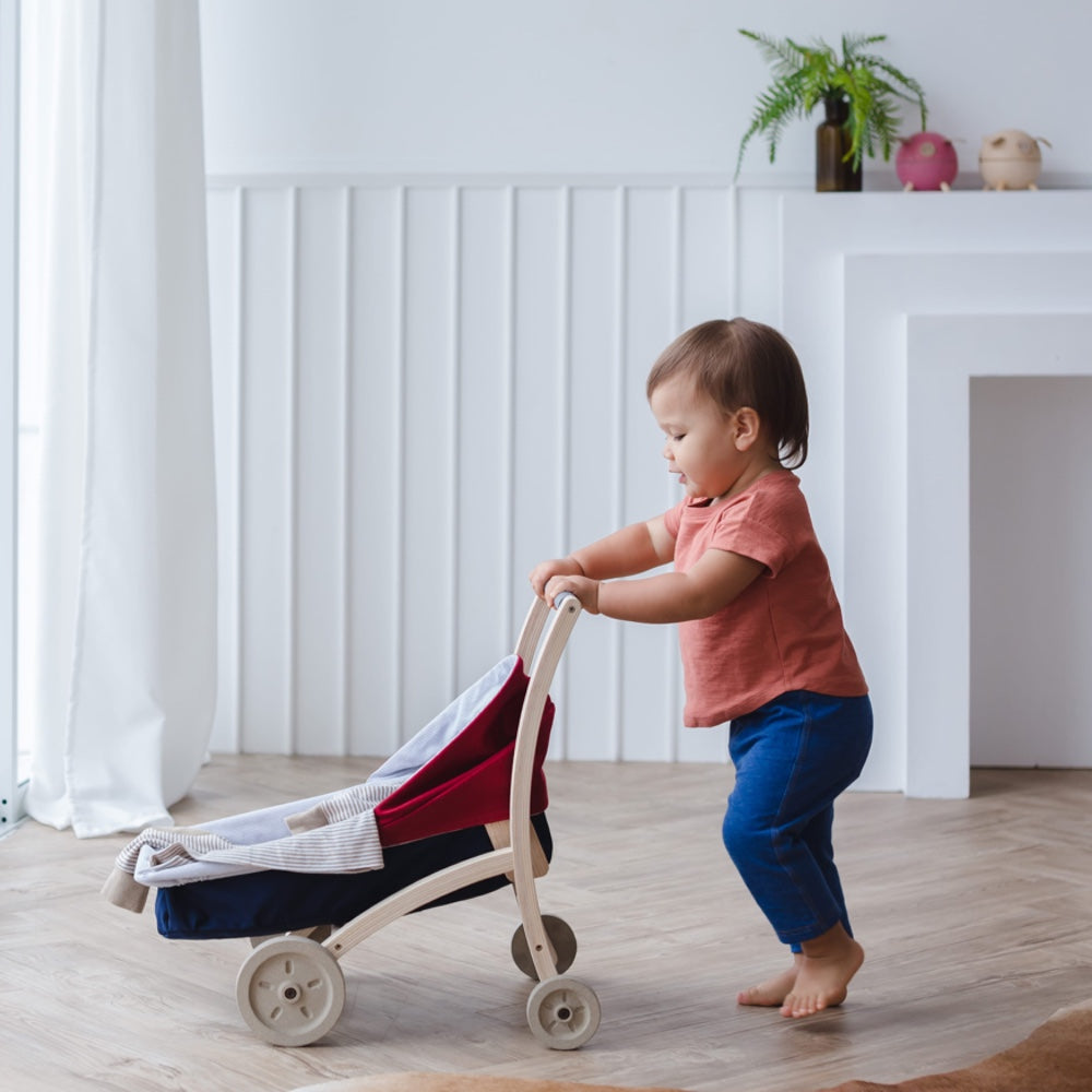 Ein richtig tolles Geschenk - nicht nur zu Weihnachten. Kleine Puppeneltern haben lange Freude daran. Lade dein Kind und seine Lieblingspuppe auf einen Spaziergang ein! Dieser Puppenwagen fördert Kinder im Rollen- und Fantasiespiel. Dadurch entwickeln sich Kommunikationsfähigkeiten im Gespräche mit ihren Puppenfreunden. Der Puppenwagen ist verstellbar (