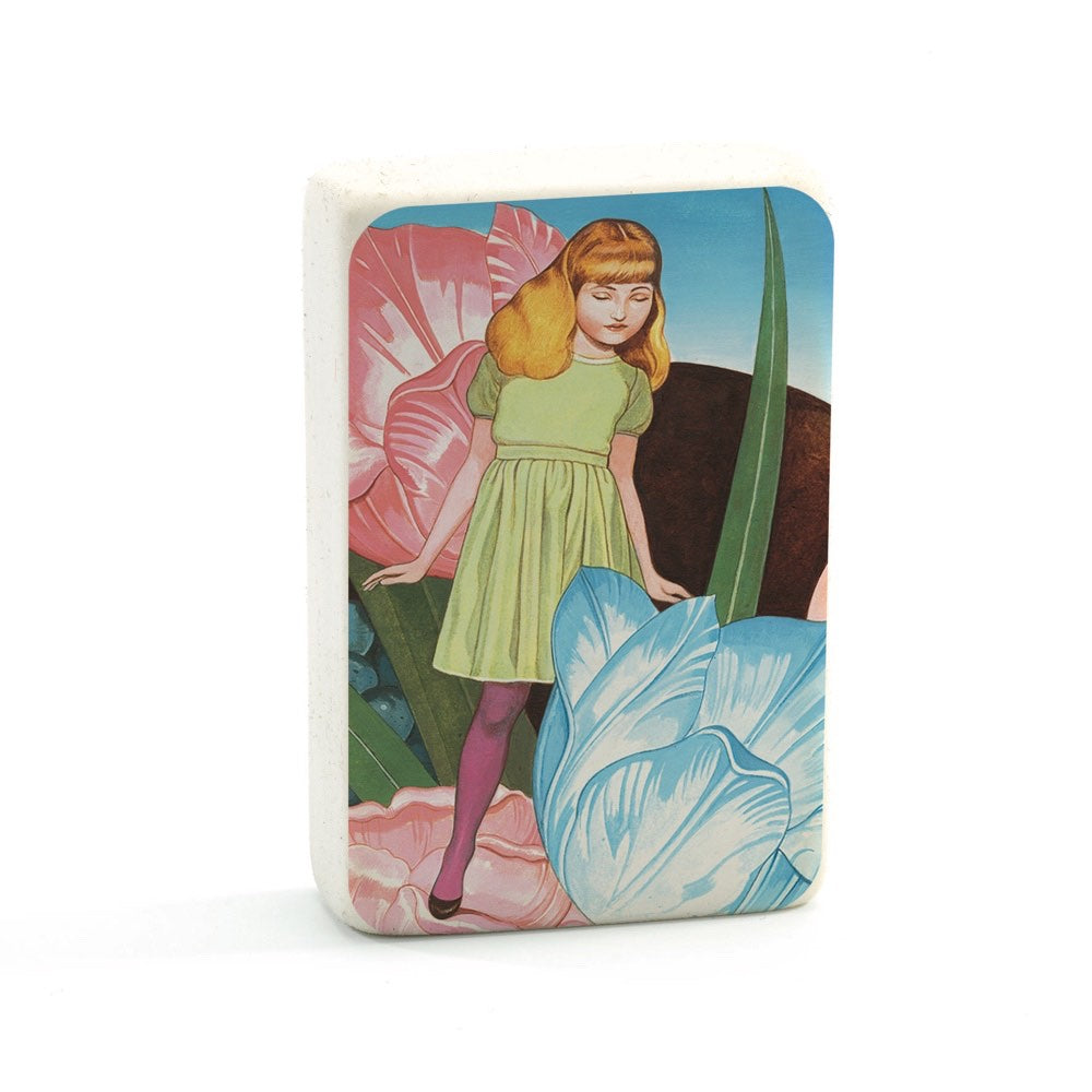 Ein bildhübscher Radiergummi. Sowohl der Pappumschlag als auch das Radiergummi selbst sind mit dem Mädchen-Motiv bedruckt.  Maße: 4 x 6 x 1,4 cm