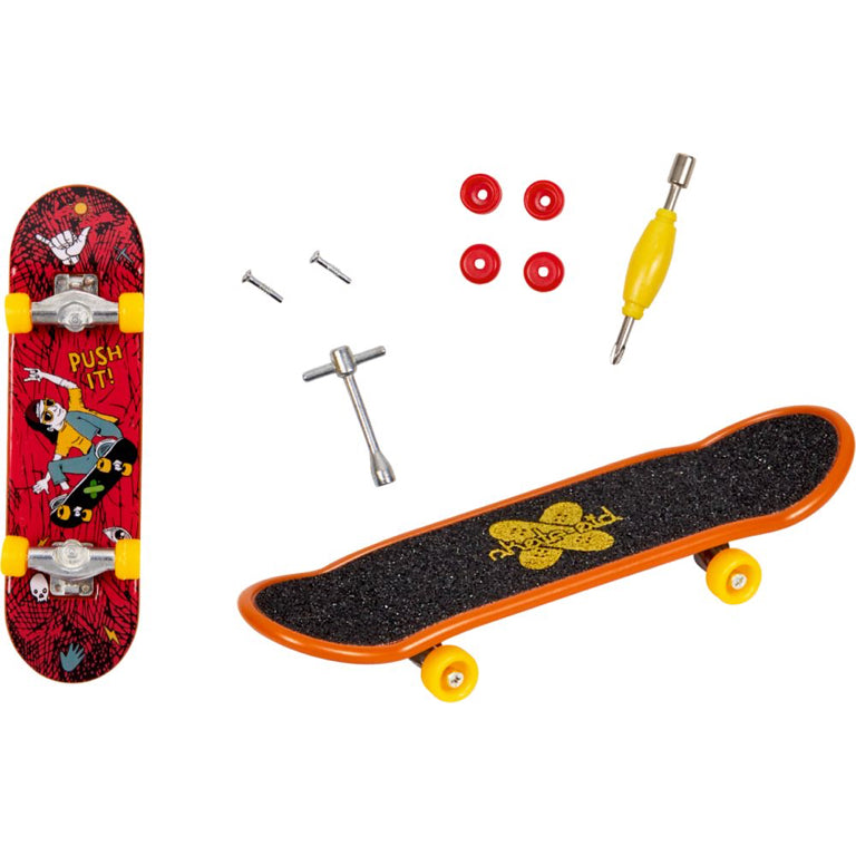 Mit diesem Finger-Skateboard kommt keine Langeweile auf! Zum Ausprobieren von coolen Tricks - das ideale Spielzeug für zwischendurch. In 2 Designs erhältlich, mit extra Werkzeugset.