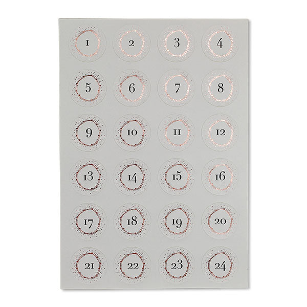 Bastle dir deinen eigenen Adventskalender mit dem Sticker Set von Ava & Yves.  Verpacke 24 kleine Überraschungen in den hübschen Geschenktütchen von Ava & Yves und beklebe sie mit den 24 passenden Stickern - fertig ist der eigene Kalender!