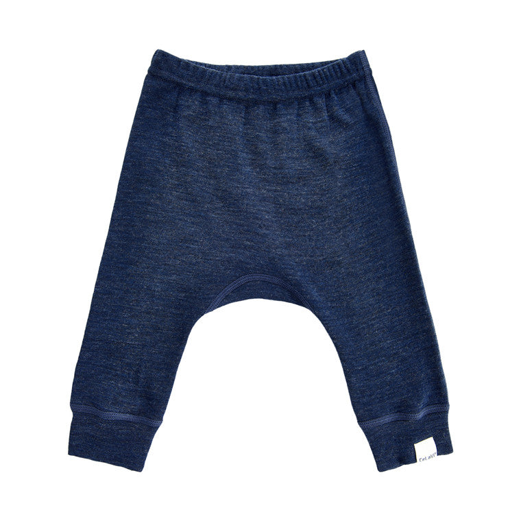 Elastische an der Taille sorgt für eine gute Passform. Das Kind wird durch diese Haremshose warm gehalten. Die Hose ist in drei verschiedenen hübschen Farben erhältlich. Die Hose hat viel Stretch im Stoff. Es wird empfohlen, sie im Wollprogramm zu waschen, um die gute Qualität zu erhalten.