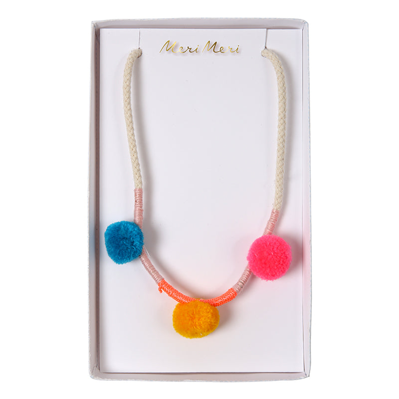 Pompoms sind modisch, lustig und sehen erstaunlich aus, wenn sie auf einer Halskette getragen werden. Mit hellen und schönen Farben, mit einer Schnur mit Neonfäden und einer goldenen Tonverschluss.