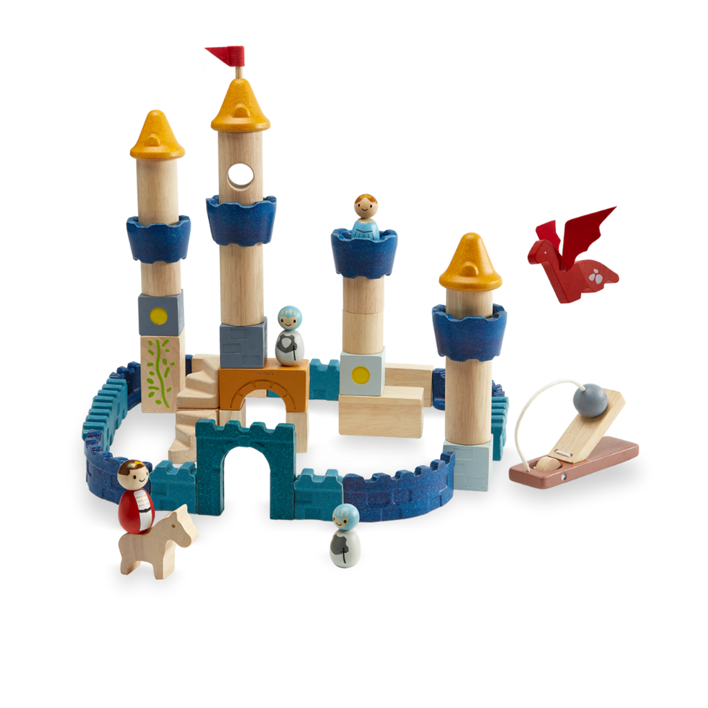 Schlossblöcke - Orchard Collection von PlanToys  Lassen Sie Ihrer Fantasie freien Lauf und bauen Sie eine mittelalterliche Fantasiewelt komplett mit einem funktionalen Katapult, einem König und einer Königin, 2 Rittern, einem Pferd und sogar einem fliegenden Drachen! Besteht aus 47 T