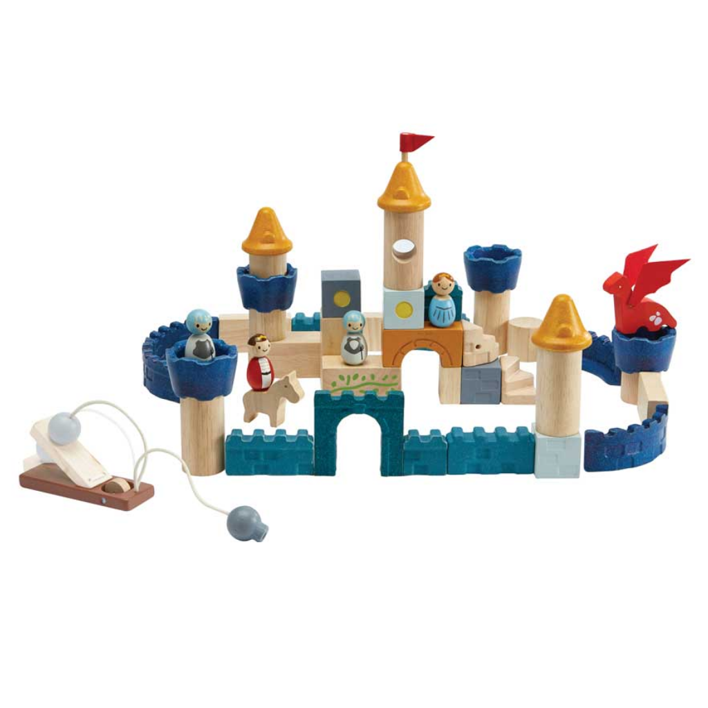 Schlossblöcke - Orchard Collection von PlanToys  Lassen Sie Ihrer Fantasie freien Lauf und bauen Sie eine mittelalterliche Fantasiewelt komplett mit einem funktionalen Katapult, einem König und einer Königin, 2 Rittern, einem Pferd und sogar einem fliegenden Drachen! Besteht aus 47 T