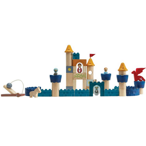 Schlossblöcke - Orchard Collection von PlanToys  Lassen Sie Ihrer Fantasie freien Lauf und bauen Sie eine mittelalterliche Fantasiewelt komplett mit einem funktionalen Katapult, einem König und einer Königin, 2 Rittern, einem Pferd und sogar einem fliegenden Drachen! Besteht aus 47 T