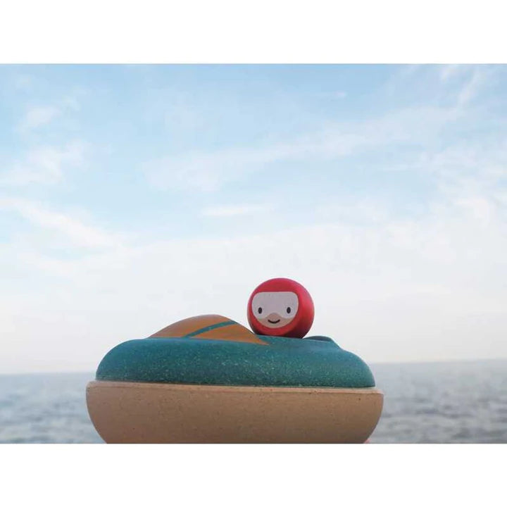 Schnellboot von PlanToys Stellen Sie sich vor, Sie rasen mit Supergeschwindigkeit über das Meer! Dieses entzückende Set regt zum interaktiven und fantasievollen Spielen an.