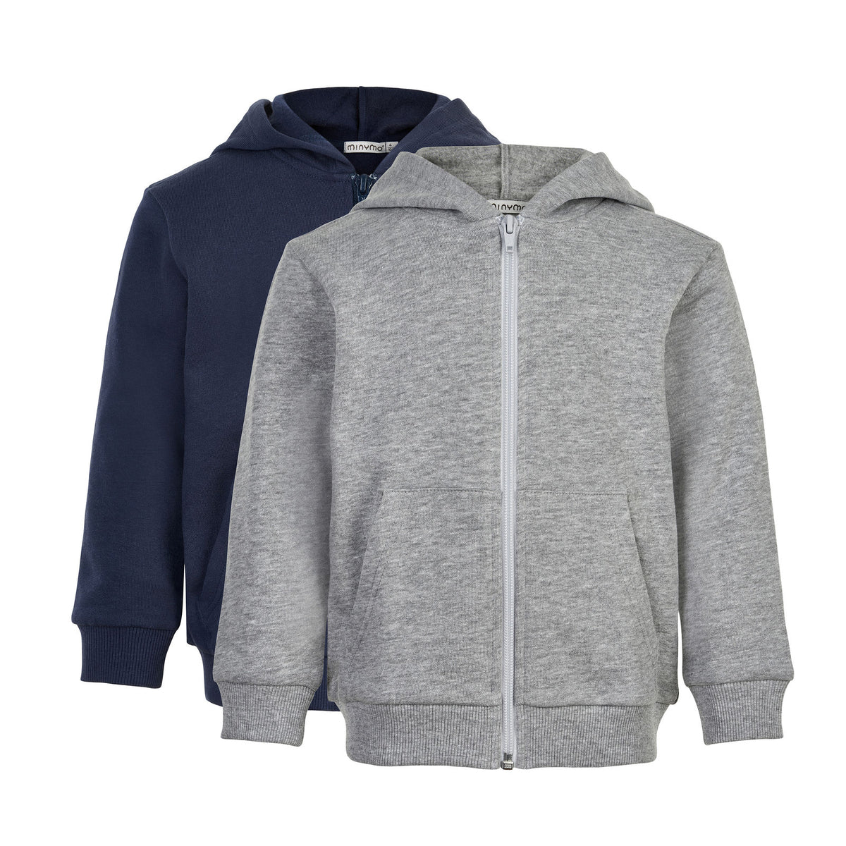 Eine Sweat Jacke  mit Kapuze von Minymo. Eine tolle Basic Sweat Jacke im Doppelpack. Perfekt für Sport, zuhause, oder auch lässig in den Kindergarten und in die Schule.