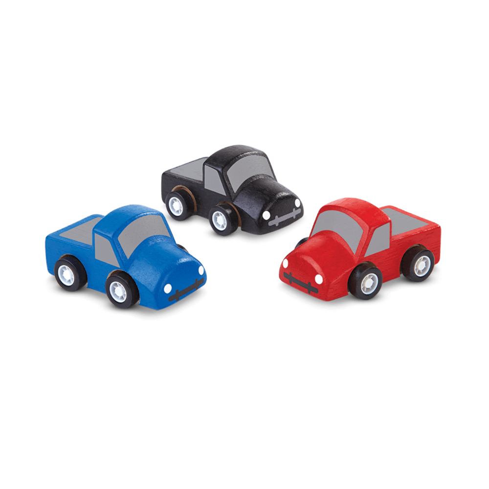 Mini Trucks aus Holz von Plan Toys  Ermutige Kinder für eine imaginäre Reise durch die Welt mit diesem Fahrzeug-Set in den Farben rot, blau und schwarz. Kompatibel mit den Plan Toys Straßen- und Schnienen-Sets.