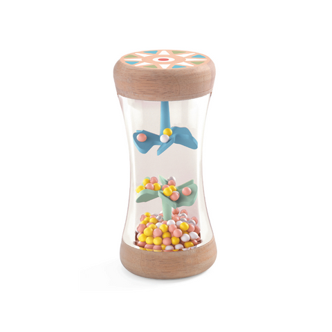  BabyPlui ist ein wunderschöner Regenmacher aus Naturholz, lackiert in zarten Pastelltönen. Bei Bewegung erzeugen die bunten Perlen und Widerstände im Inneren faszinierende Regengeräusche.  Maße Rassel: 4,7 x 9,7cm Alter: ab 3 Monate