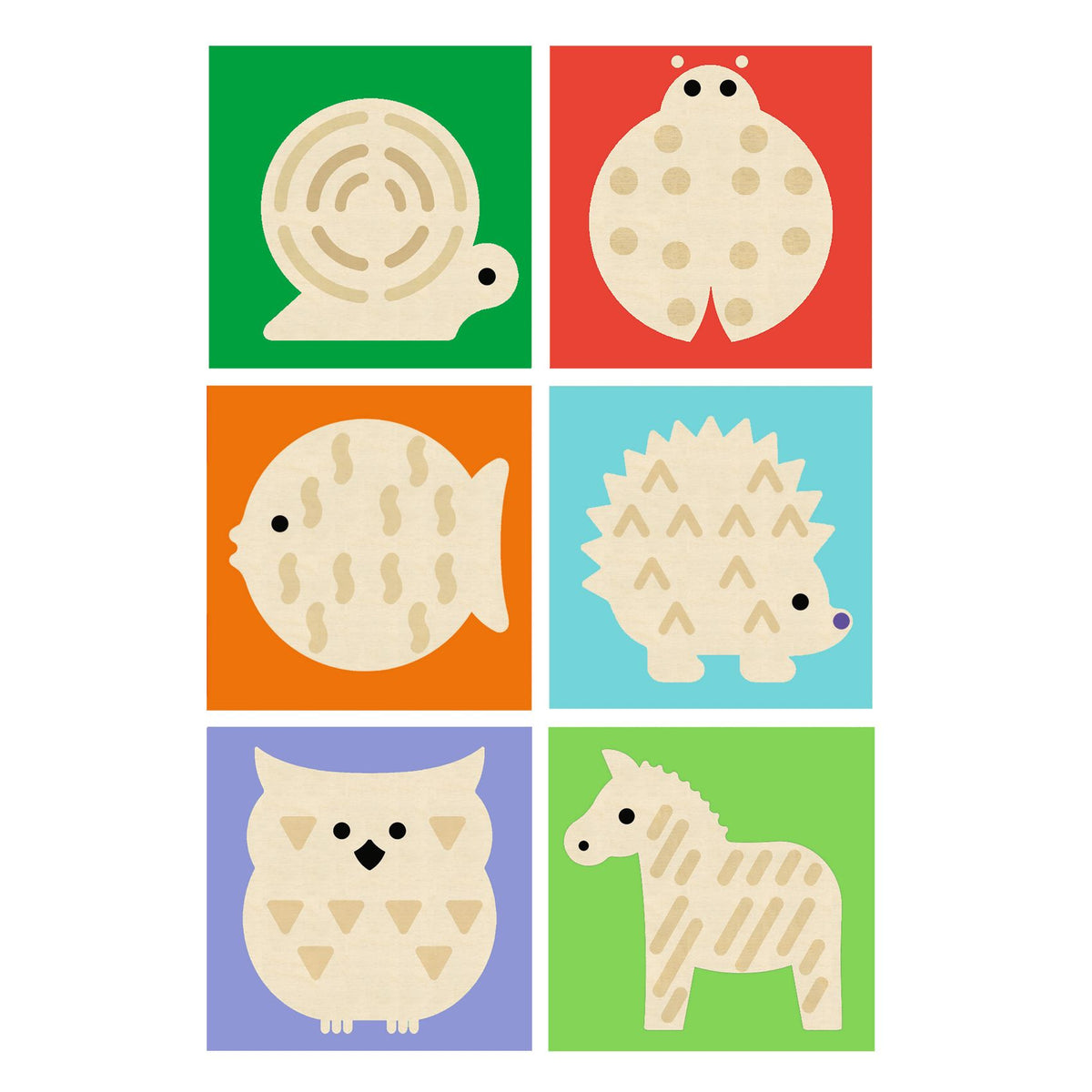 Vier Holzwürfel, die mit verschiedenen Motiven illustriert und graviert sind, damit das Kind das Visuelle mit dem Tastsinn verbindet. Durch die Kombination von Farbe und Motiven setzt das Kind sechs Tiere zusammen.