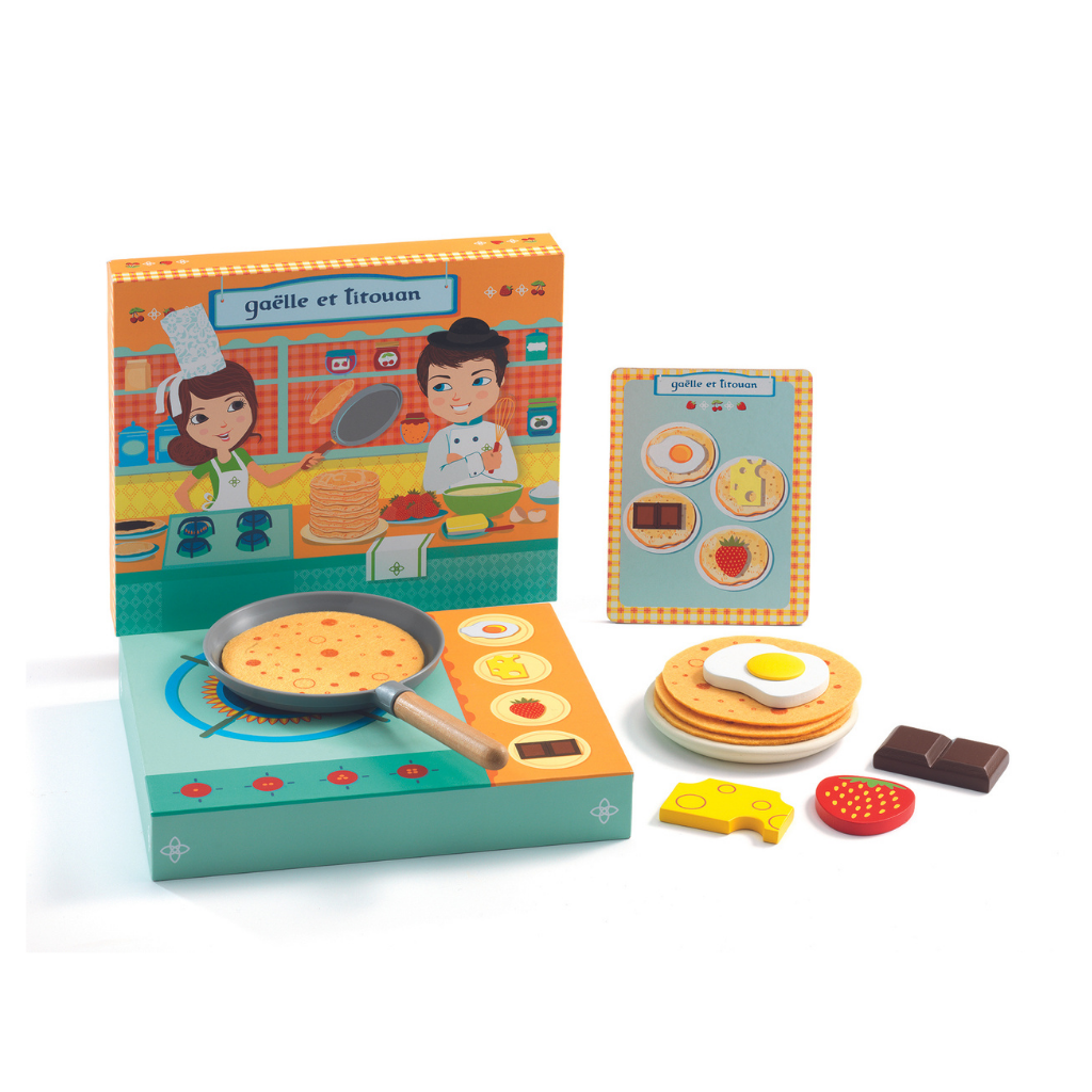 Das Dilemma eines jeden Pfannkuchenliebhabers? Dass Mutti und Vati sie nicht jeden Tag servieren. Zum Glück kommt mit dem Spielset Gaëlle et Titouan ein Pfannkuchenladen ins Kinderzimmer, mit dem man nach Herzenslust backen und belegen kann! Die Aufbewahrungsbox aus Holz dient als Spielfläche. Der Hintergrund zeigt eine Geschäftskulisse. Auf der Herdplatte wird die große Pfanne platziert und ein köstlicher Pfannkuchen nach dem nächsten gebrutzelt. Zum Belegen ist Süßes und Deftiges im Set enthalten.