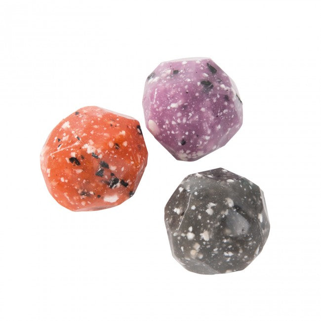 Zum Spielen der Schatzsuche! Set mit 3 hüpfenden Bällen mit unregelmäßigen Formen wie Mineralien, die Edelsteine imitieren.   Inhalt: 3 hüpfende Bälle Material: Kautschuk Maße: 4 cm Alter: ab 3 Jahren