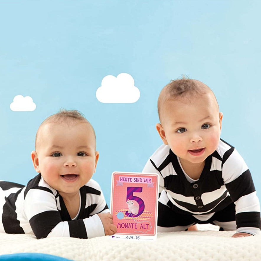 Diese besondere Version der Baby Cards ist speziell für Zwillingseltern entworfen worden, um die besonderen Momente von Zwillingen festzuhalten. Wann hat Ihr Baby das erste Mal gelächelt, gesessen, durchgeschlafen? 
