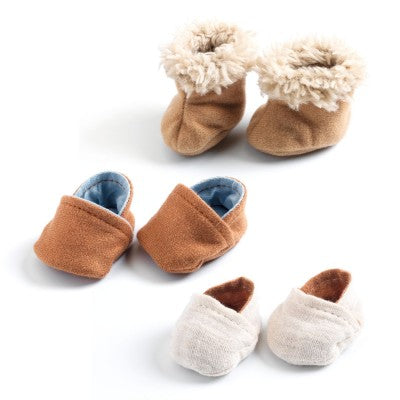 Ein Set aus drei Paar bequemen und weichen Schuhen für die kleinen Puppenfüße.