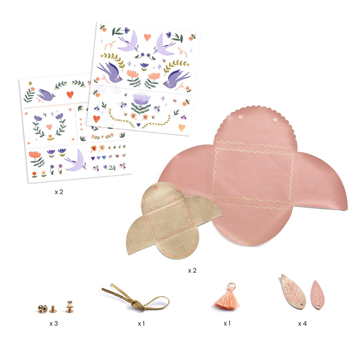 Ein Kreativset, mit dem man ein Set aus einer passenden Tasche und einer Geldbörse aus Kunstleder herstellen kann. Mithilfe eines Bleistifts reibt das Kind die Abziehbilder ab, um sie nach den vorgeschlagenen Mustern oder nach seinen Wünschen auf die Taschen zu übertragen.