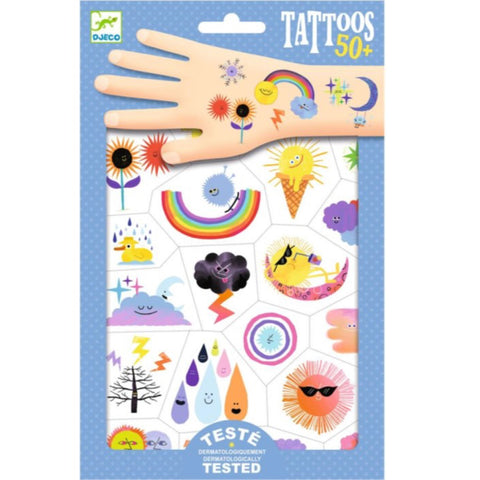 Tattoos Wetter Emojis von Djeco Zwei Bögen mit temporären, humorvollen Klebetattoos zum Thema Wetter zur Freude der Kinder! Für eine einfache Anwendung sind sie vorgestanzt und werden mit etwas Wasser aufgetragen.