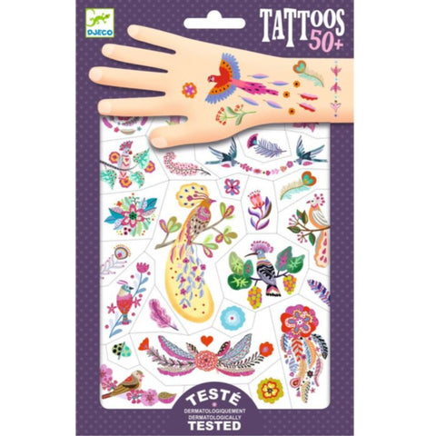 Tattoos Farbenfrohe Vogelwelt von Djeco Zwei Bögen mit temporären Tattoos rund um das Thema Vögel. Raffinierte Illustrationen voller Details und Poesie, durchsetzt mit rosafarbenen Metallic-Illuminationen, die ihr Gefieder prächtig zur Geltung bringen. Die vorgestanzten temporären Klebetattoos sind einfach anzuwenden und werden mit etwas Wasser aufgetragen.