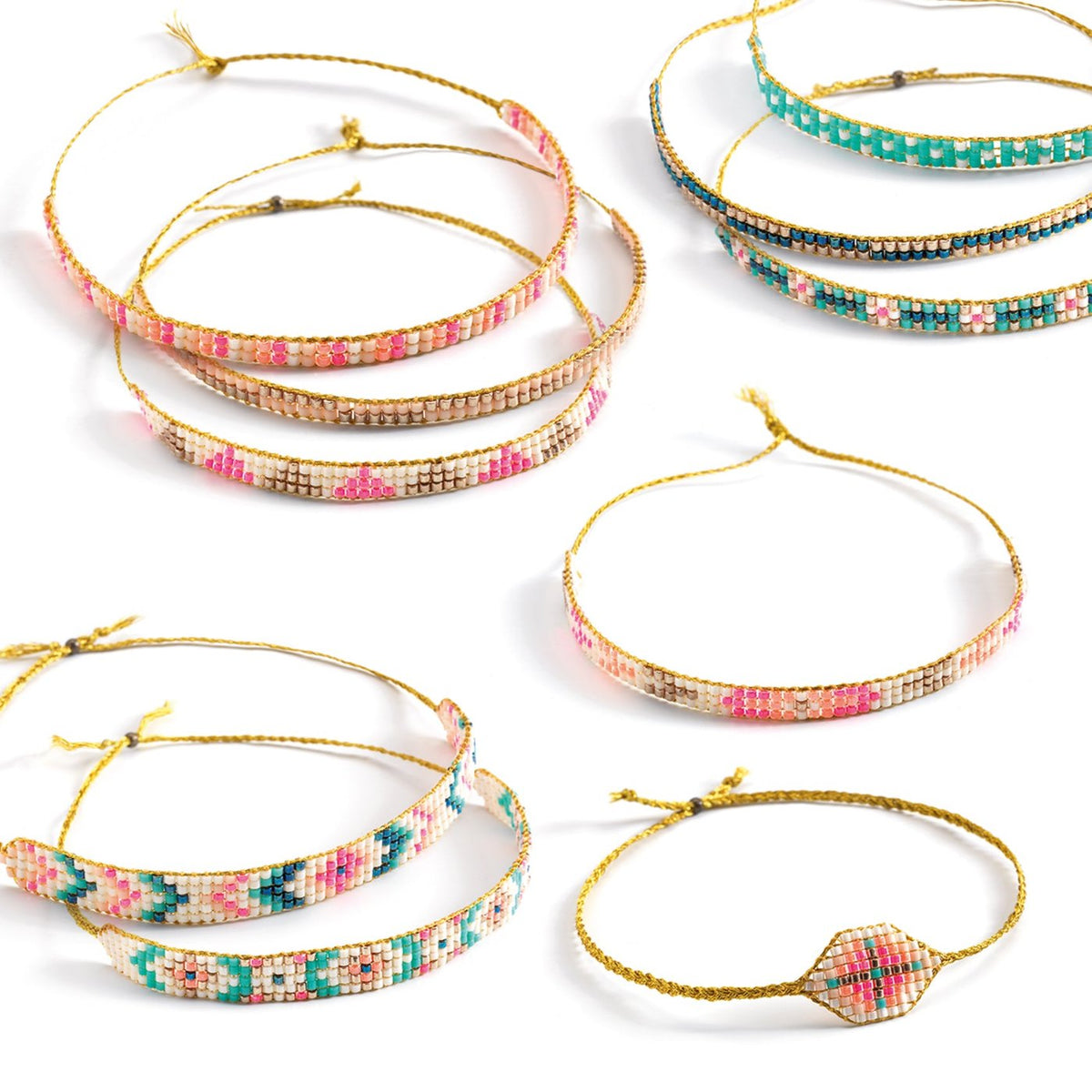Armbänder und Webstuhl zum selber basteln von Djeco Mit dem Webstuhl lassen sich ganz einfach wundervolle Freundschaftsbänder anfertigen.  Ein Set mit Perlen, um hübsche Armbänder mit Hilfe eines Webrahmens kreieren! Nach der Schritt-für-Schritt-Anleitung und den Vorlagen webt das Kind mit den kleinen bunten Perlen auf dem Webrahmen Dutzende von Armbändern für sich selbst oder zum Verschenken.