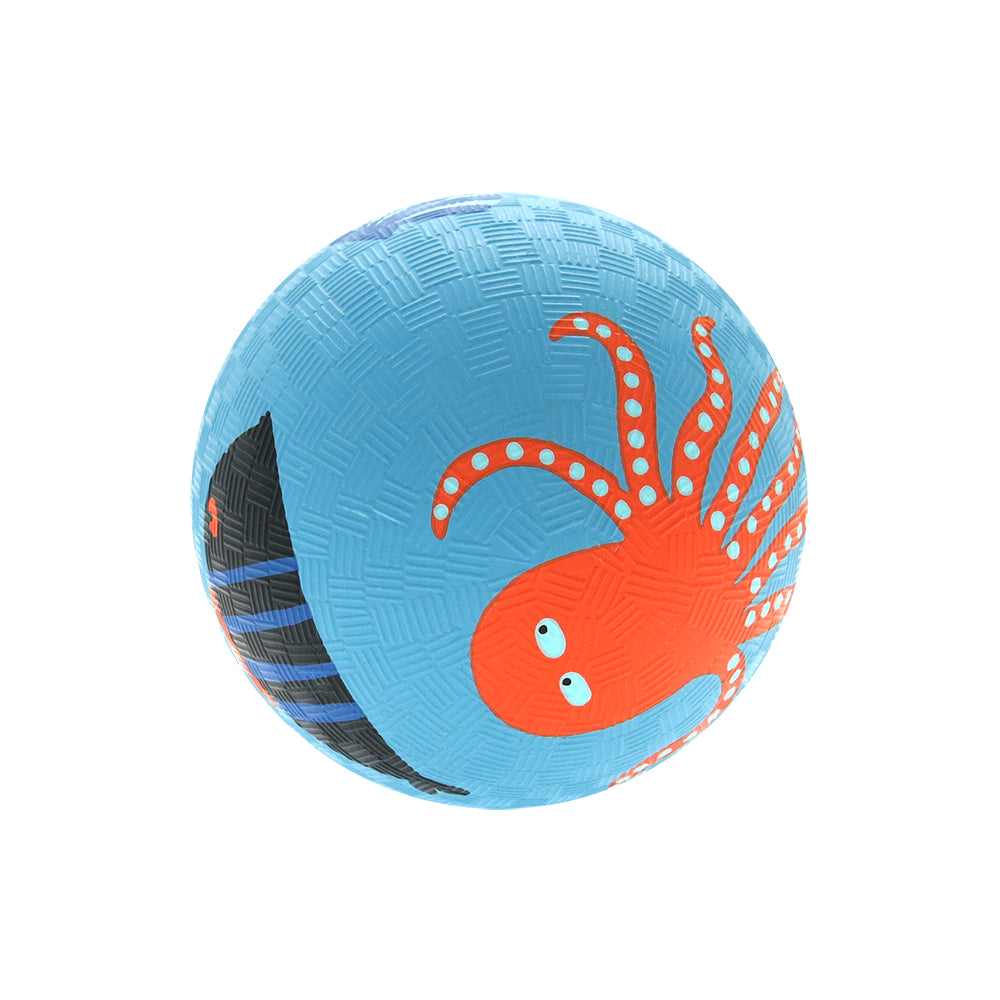 Der kleine Ball von Petit Jour ist für drinnen und draußen ein beliebtes Spielzeug.  Außerdem eignet sich der Gummiball von Petit Jour besonders für kleine Kinder, denn er hat eine strukturierte Oberfläche, sodass er sich optimal greifen und halten lässt. Bedruckt ist er mit klaren, niedlichen Motiven.  Die Ball-Oberfläche ist durch ihre Strukturierung und das Material sehr griffig. Aus Naturkautschuk hergestellt  Maße: 13 cm Durchmesser  Pflege: nicht zu fest aufpumpen, ca. 0,25 BAR  Alter: ab 24 Monate