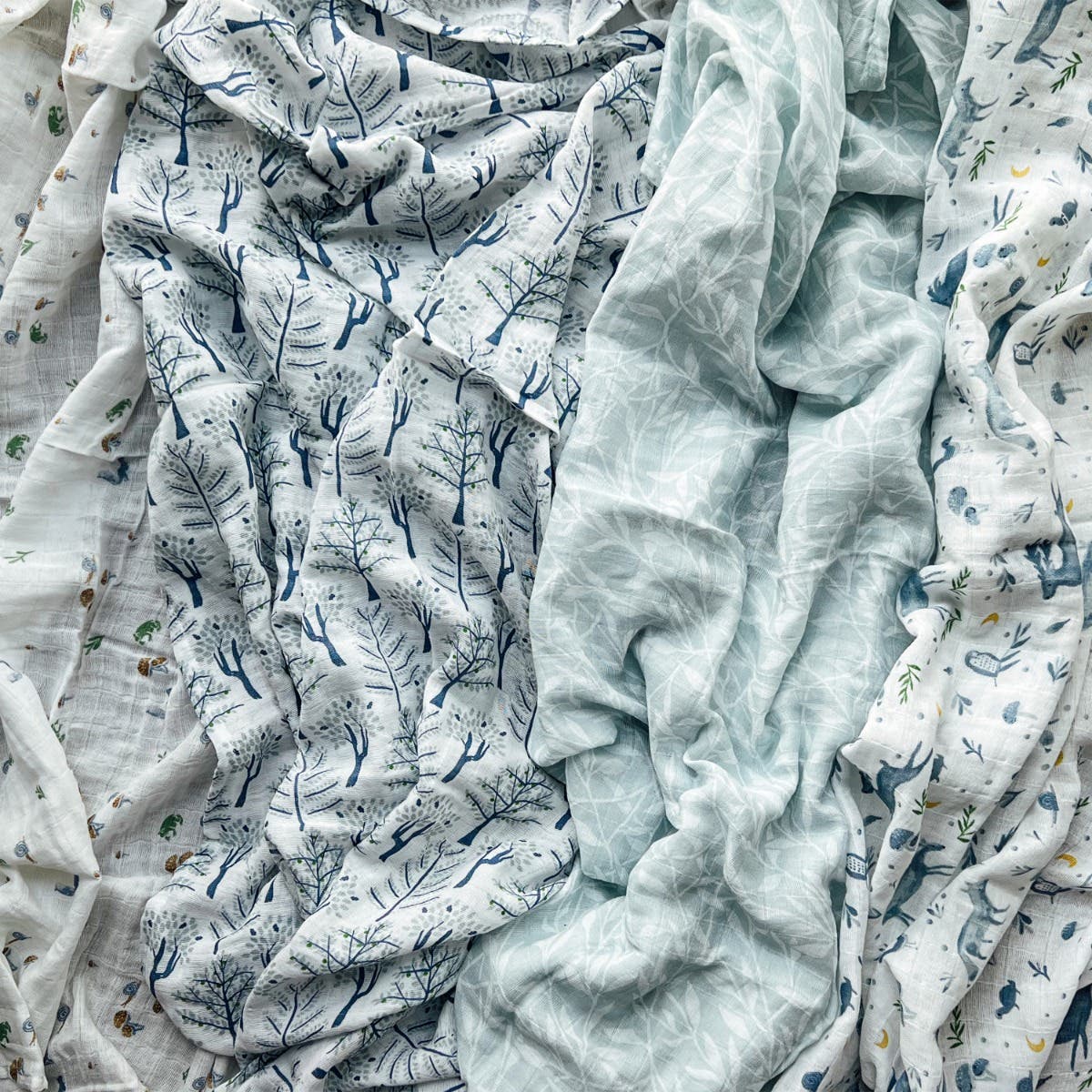 Unsere Pucktücher aus Bio-Baumwoll-Musselin stehen für Qualität + Nachhaltigkeit. Diese besonders atmungsaktiven + weichen Bio-Musselin-Pucktücher werden mit jedem Waschgang noch weicher und angenehmer. Dank der zahllosen Anwendungsmöglichkeiten – unter anderem als Spucktuch, Stillschal, Spieldecke, Wickelauflage und Baby-Decke – sind diese vielseitigen Pucktücher ein absolutes Must-have, ohne das sie das Haus nicht mehr verlassen werden möchten.