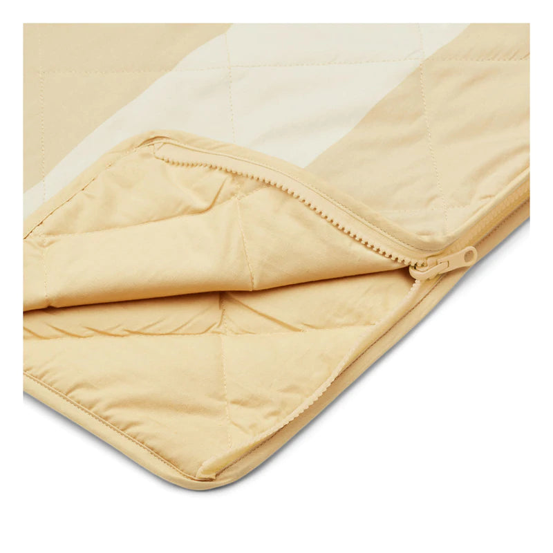 Aurora Schlafsack/Decke von Liewood GESTEPPTE KINDERSCHLAFSACKDECKE Wie der Name schon sagt, dient die Aurora-Schlafsackdecke als Schlafsack für Übernachtungen und als Steppdecke oder Matte, wenn sie vollständig geöffnet ist. Die Decke wurde für eine einfache Handhabung entwickelt, lässt sich leicht aufrollen und wird mit zwei Baumwollbändern geschlossen.