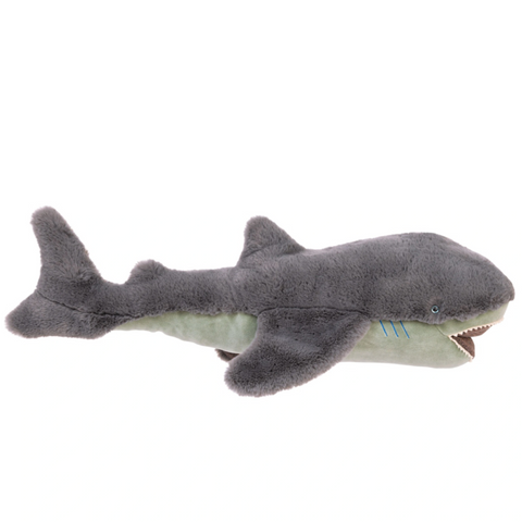 MOULIN ROTY Plüschtier  ''kleiner Hai'' ist mit 31 cm ein toller Begleiter durch die Kindheit. Ein Urzeittier, das seit Jahrmillionen die Meere nach Beute durchstreift und unglaublich faszinierend, aber leider bedroht ist. Um einen kleinen Beitrag zum Schutz der Meere zu leisten, spendet Moulin Roty einen Teil des Ertrags beim Kauf dieser Serie an unterschiedliche Umweltverbände, die sich der Reinhaltung der Meere verschrieben haben.