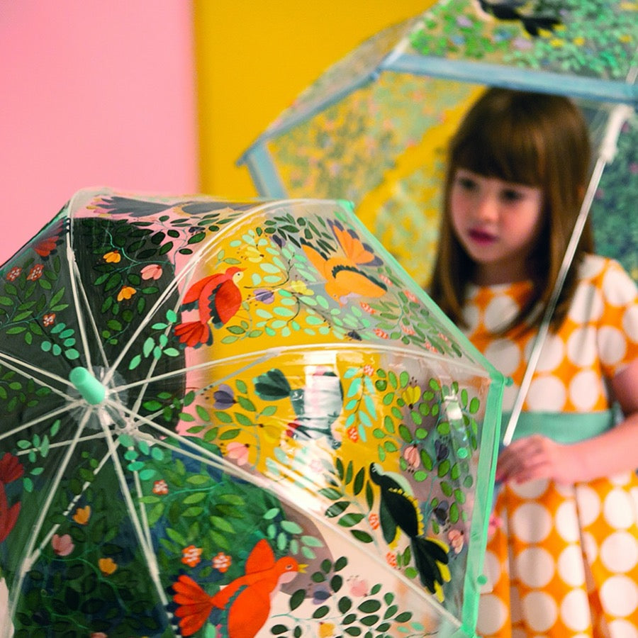 Regenschirm Wilde Vögel von Djeco  Perfekt - es regnet! Schnell den Djeco Schirm rausgeholt und stolz durch den Regen spazieren!  Farbenfroh und bunt mit buntem Weltraum Motiv, ein praktischer Regenschirm der Komplimente garantiert.
