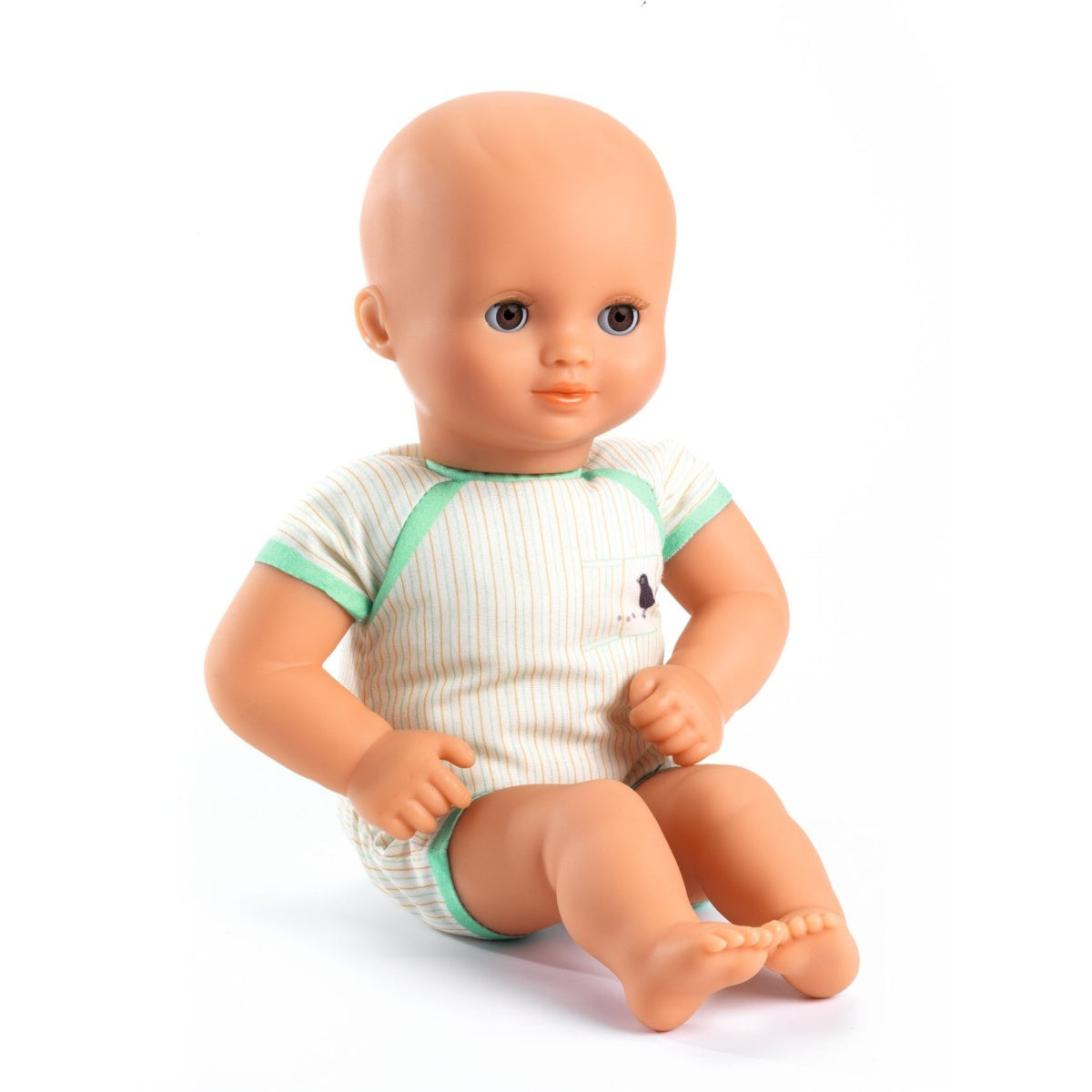 Die DJECO Puppe Pistache hat braune Schlafaugen und einen weichen anschmiegsamen Körper. Eine süße Puppe mit  Engelsgesicht für Kinder ab 18 Monaten. Sie ist leicht und mit 32 cm perfekt für kleine Arme geeignet.