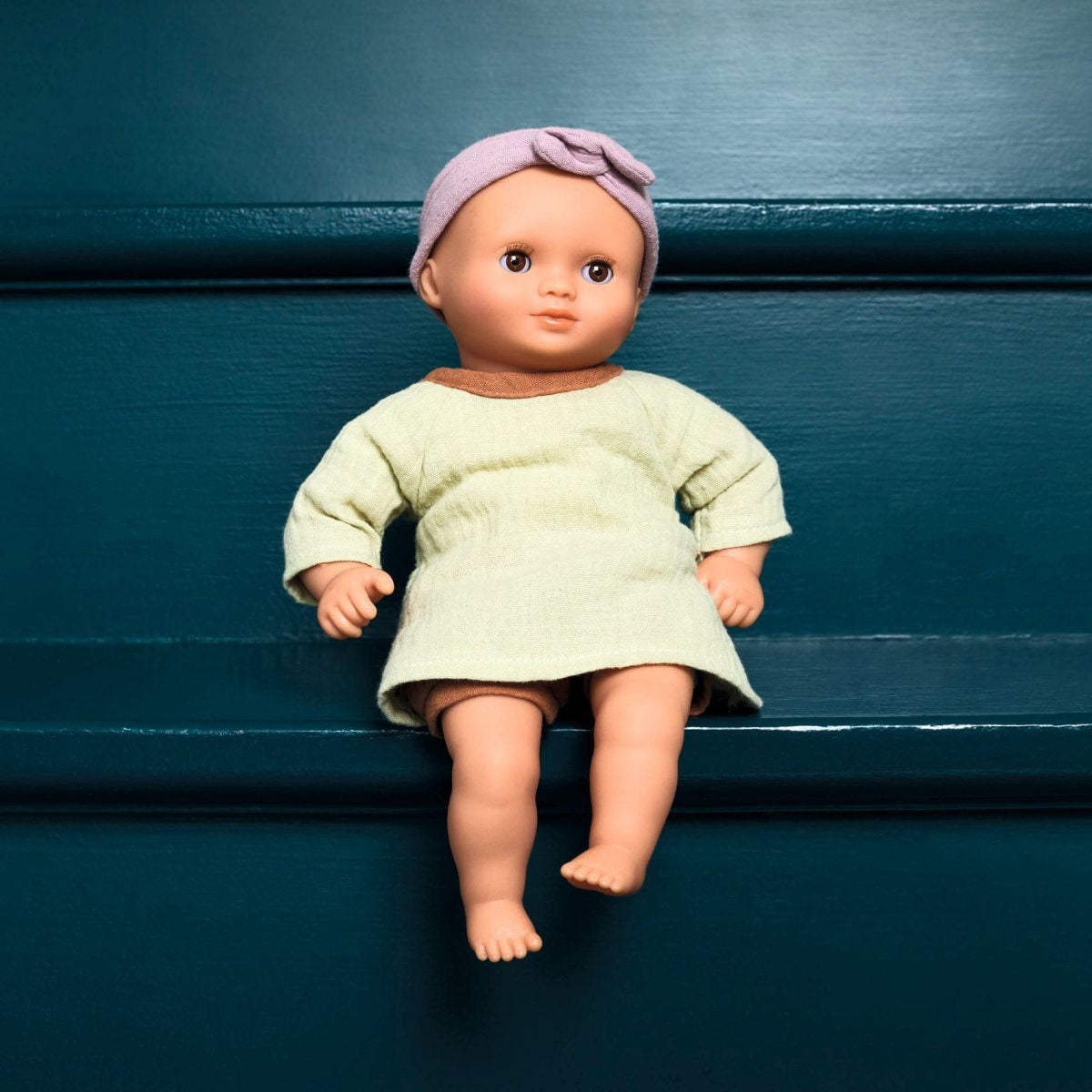 Die DJECO Puppe Pistache hat braune Schlafaugen und einen weichen anschmiegsamen Körper. Eine süße Puppe mit  Engelsgesicht für Kinder ab 18 Monaten. Sie ist leicht und mit 32 cm perfekt für kleine Arme geeignet.
