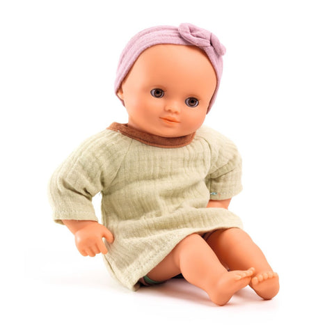 Die DJECO Puppe Pistache hat braune Schlafaugen und einen weichen anschmiegsamen Körper. Eine süße Puppe mit  Engelsgesicht für Kinder ab 18 Monaten. Sie ist leicht und mit 32 cm perfekt für kleine Arme geeignet.